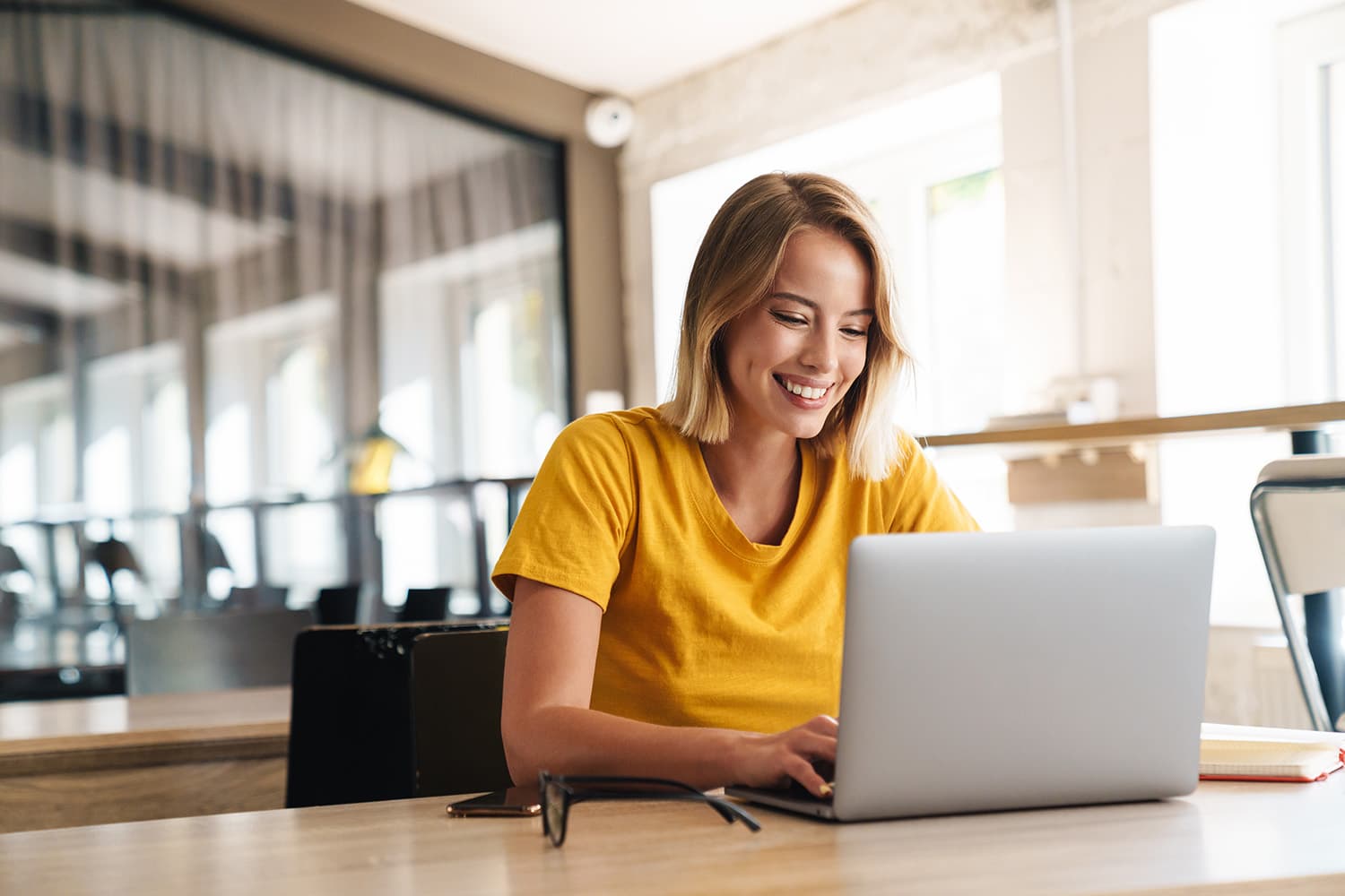 Women in yellow shirt looking at delta 8 websites